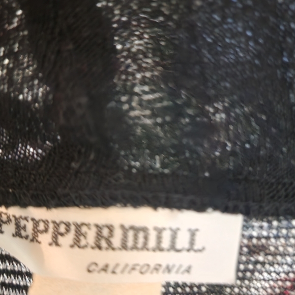 Vintage Velcro closure at the bottom of the sweater. Dress up or down. - Picture 3 of 3